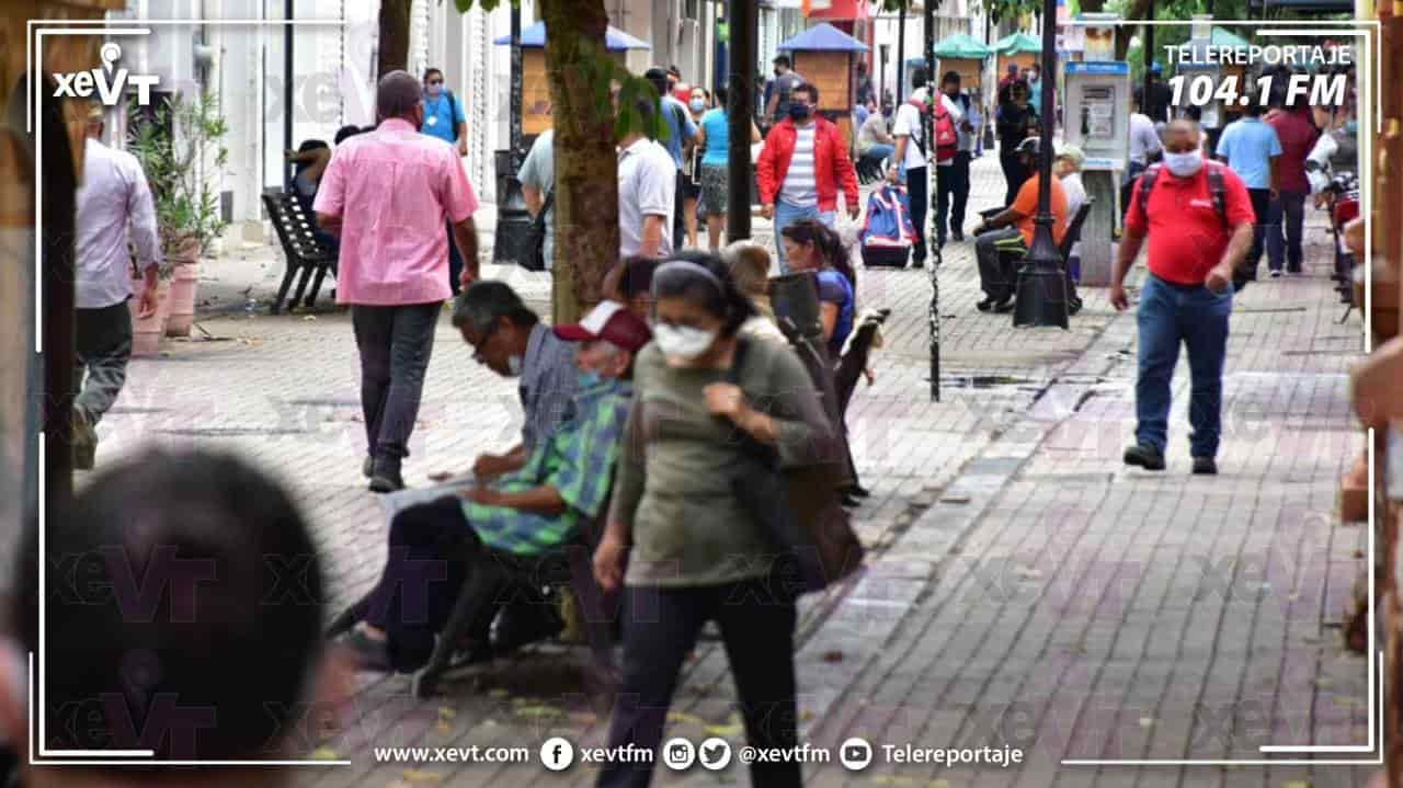 Tabasqueños abarrotan el Centro de Villahermosa, plazas comerciales y paradas de transporte en el inicio de la “nueva normalidad”