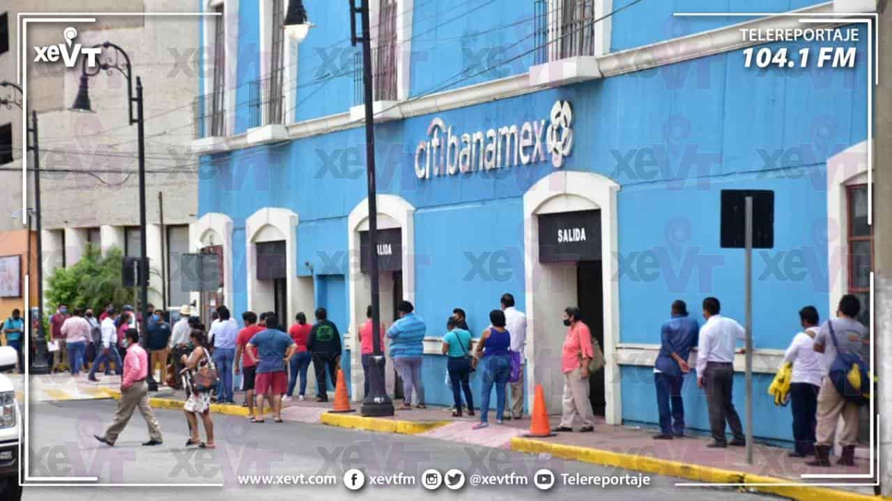 Tabasqueños abarrotan el Centro de Villahermosa, plazas comerciales y paradas de transporte en el inicio de la “nueva normalidad”