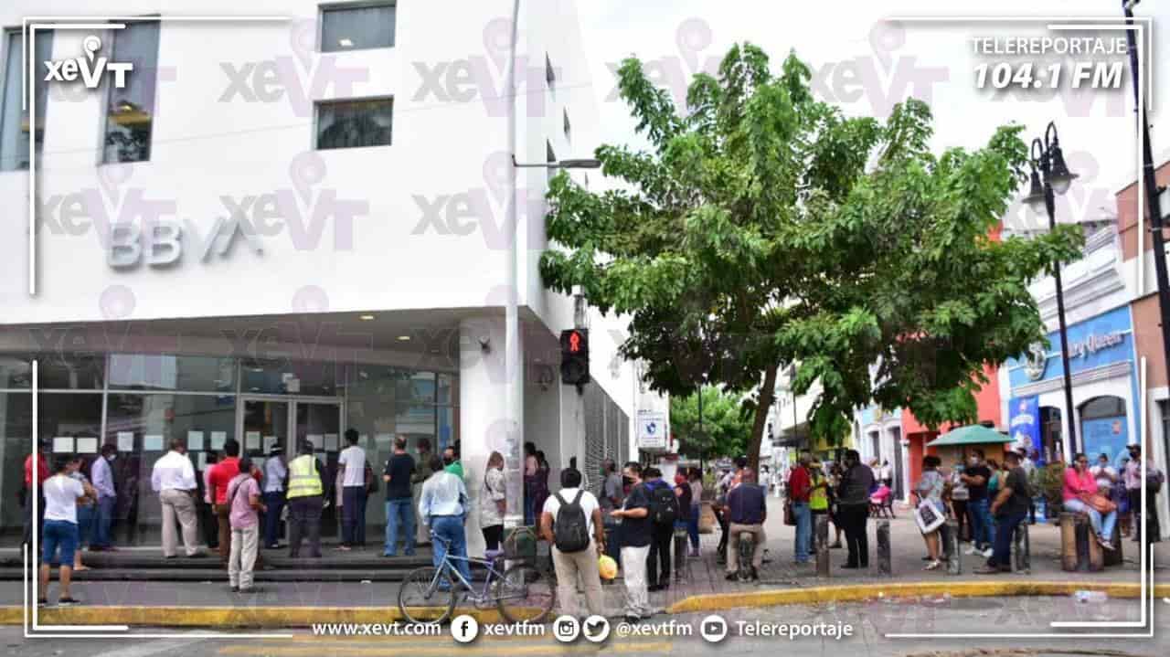 Tabasqueños abarrotan el Centro de Villahermosa, plazas comerciales y paradas de transporte en el inicio de la “nueva normalidad”