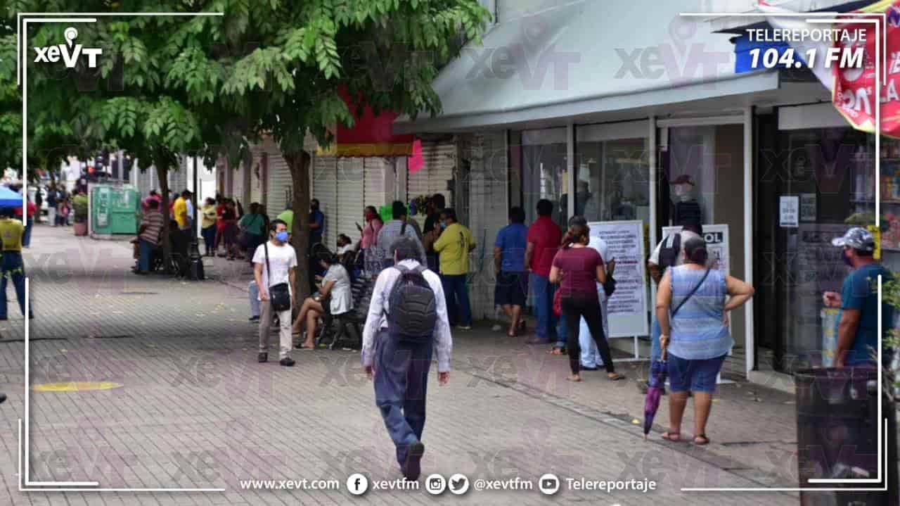 Tabasqueños abarrotan el Centro de Villahermosa, plazas comerciales y paradas de transporte en el inicio de la “nueva normalidad”