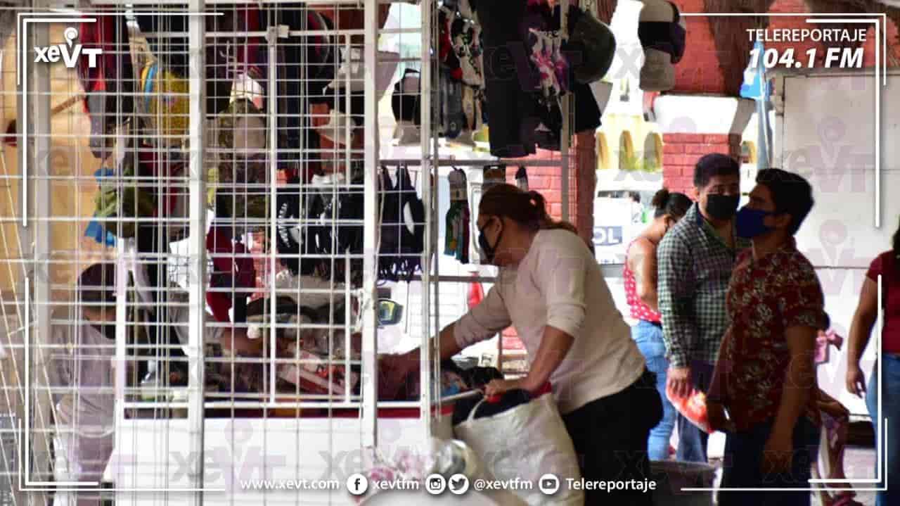 Tabasqueños abarrotan el Centro de Villahermosa, plazas comerciales y paradas de transporte en el inicio de la “nueva normalidad”