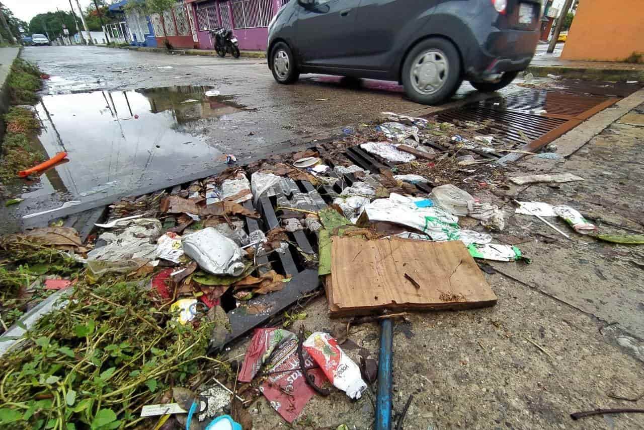 Basura termina en las alcantarillas en Gaviotas Norte Basura termina en las alcantarillas en Gaviotas Norte