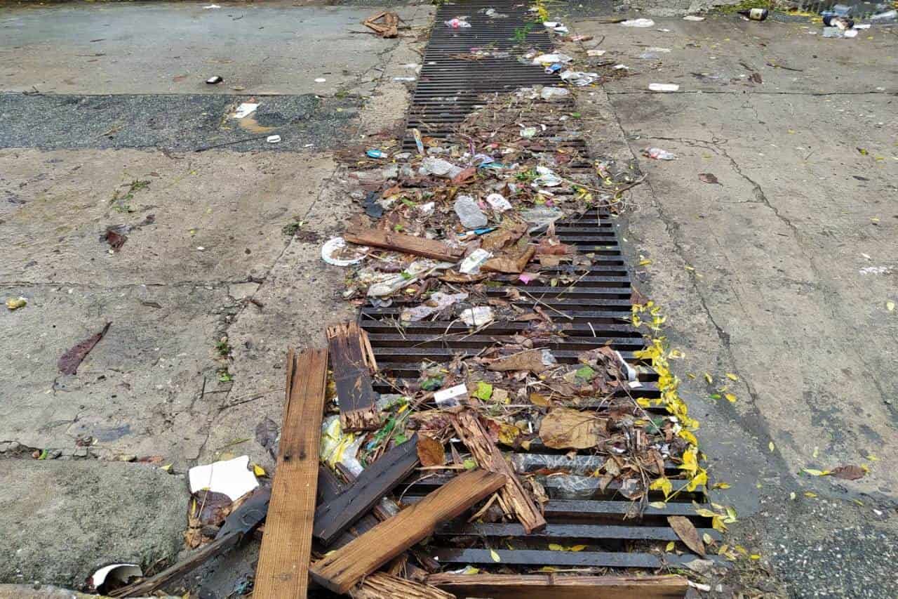 Basura termina en las alcantarillas en Gaviotas Norte Basura termina en las alcantarillas en Gaviotas Norte
