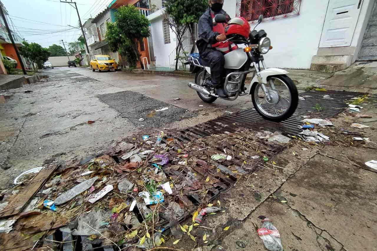 Basura termina en las alcantarillas en Gaviotas Norte Basura termina en las alcantarillas en Gaviotas Norte