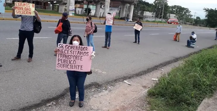 Protestan usuarios del transporte público contra el “Hoy No Circula” Protestan usuarios del transporte público contra el “Hoy No Circula”