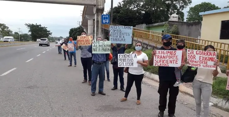 Protestan usuarios del transporte público contra el “Hoy No Circula” Protestan usuarios del transporte público contra el “Hoy No Circula”
