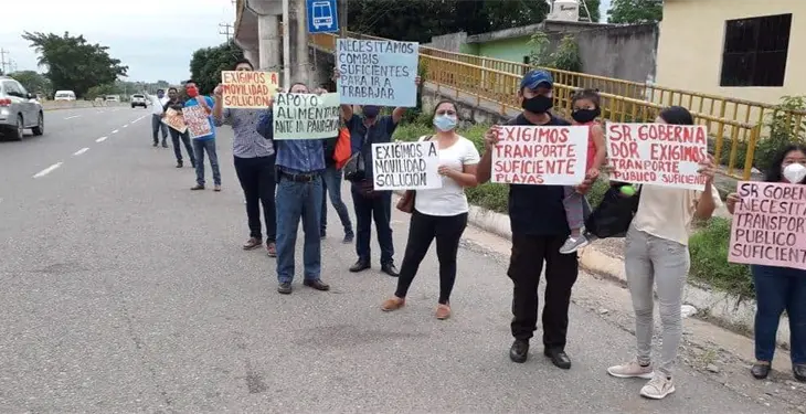 Protestan usuarios del transporte público contra el “Hoy No Circula” Protestan usuarios del transporte público contra el “Hoy No Circula”