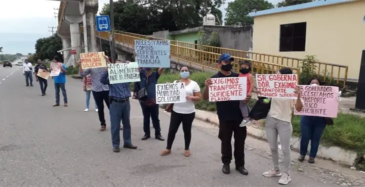 Protestan usuarios del transporte público contra el “Hoy No Circula” Protestan usuarios del transporte público contra el “Hoy No Circula”