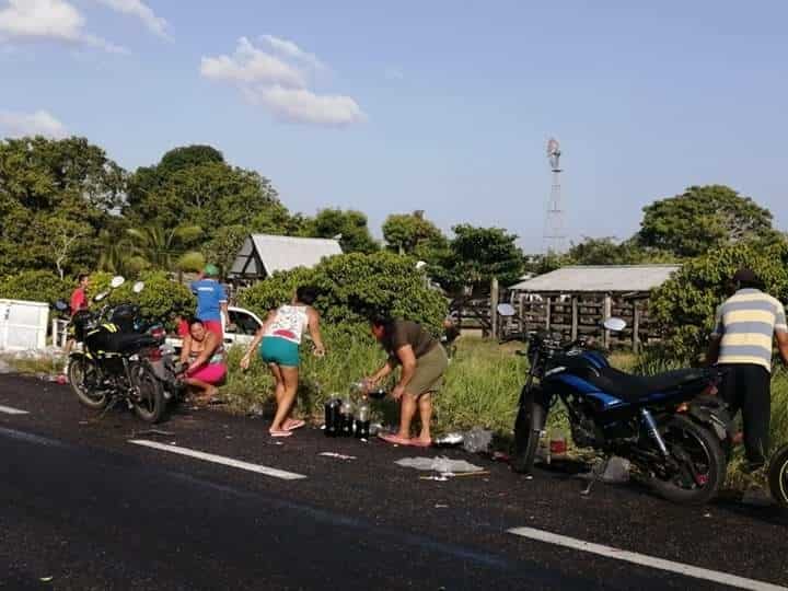 Saquean camioneta cargada de refrescos en la Villahermosa-Frontera Saquean camioneta cargada de refrescos en la Villahermosa-Frontera