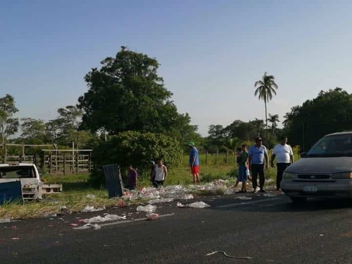 Saquean camioneta cargada de refrescos en la Villahermosa-Frontera Saquean camioneta cargada de refrescos en la Villahermosa-Frontera