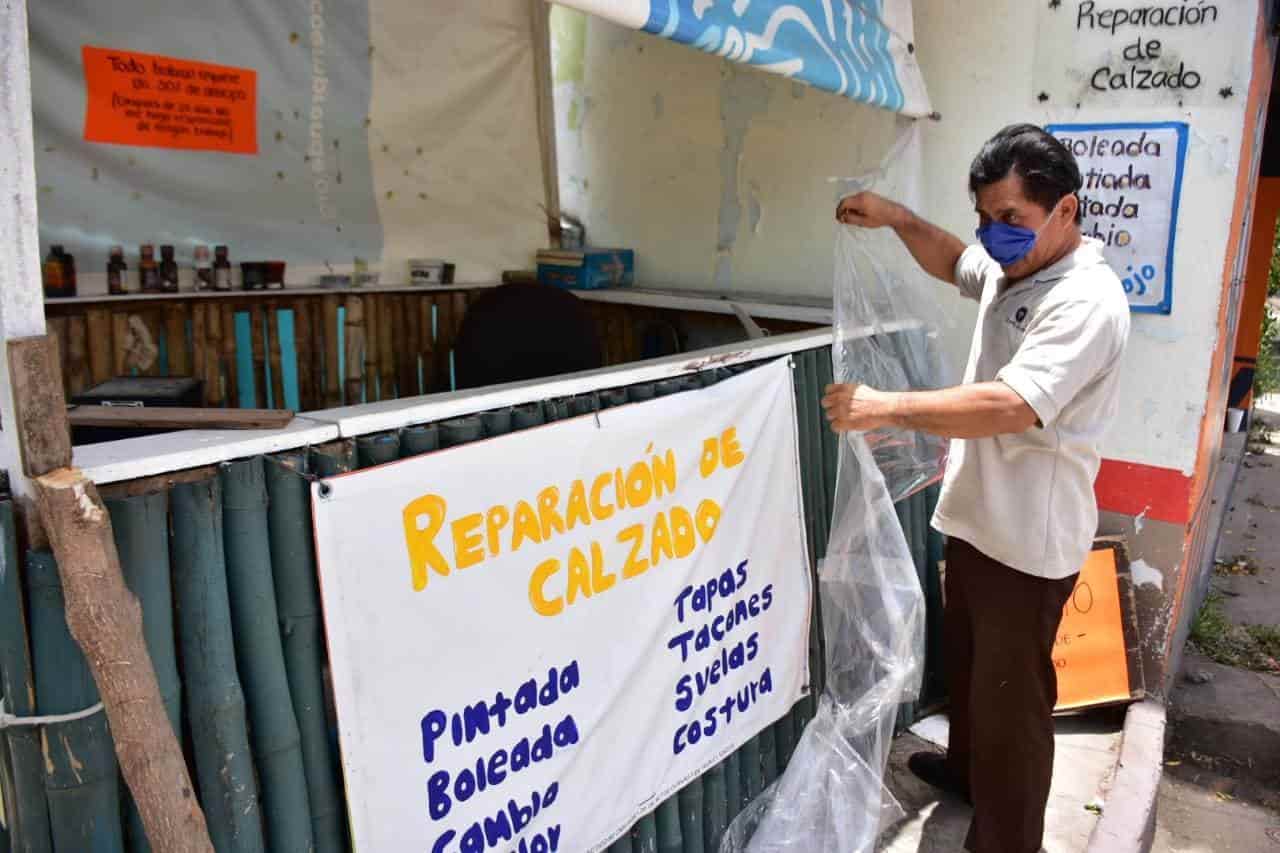 Improvisa cortina de plástico en su negocio para cuidarse del coronavirus. Improvisa cortina de plástico en su negocio para cuidarse del coronavirus.