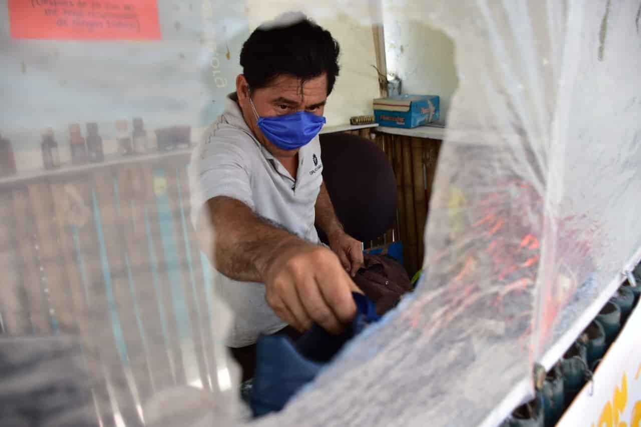 Improvisa cortina de plástico en su negocio para cuidarse del coronavirus. Improvisa cortina de plástico en su negocio para cuidarse del coronavirus.