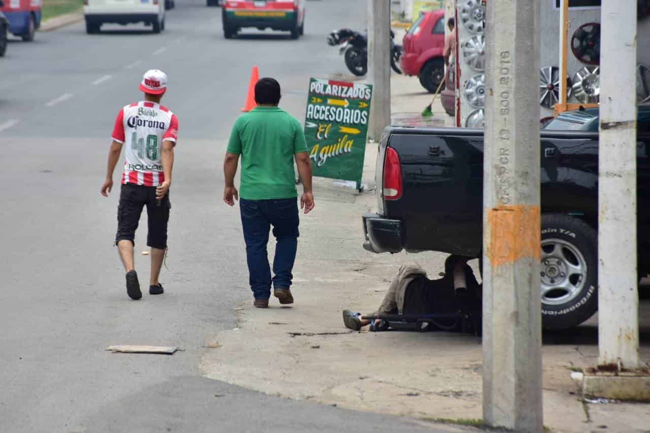 Coches invaden banquetas afuera de comercios de Villahermosa Coches invaden banquetas afuera de comercios de Villahermosa