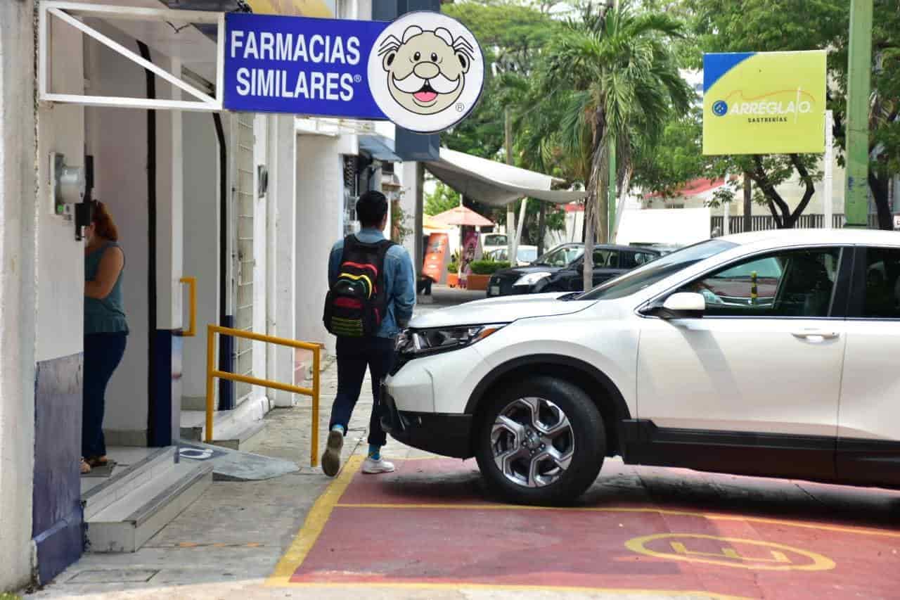 Coches invaden banquetas afuera de comercios de Villahermosa Coches invaden banquetas afuera de comercios de Villahermosa