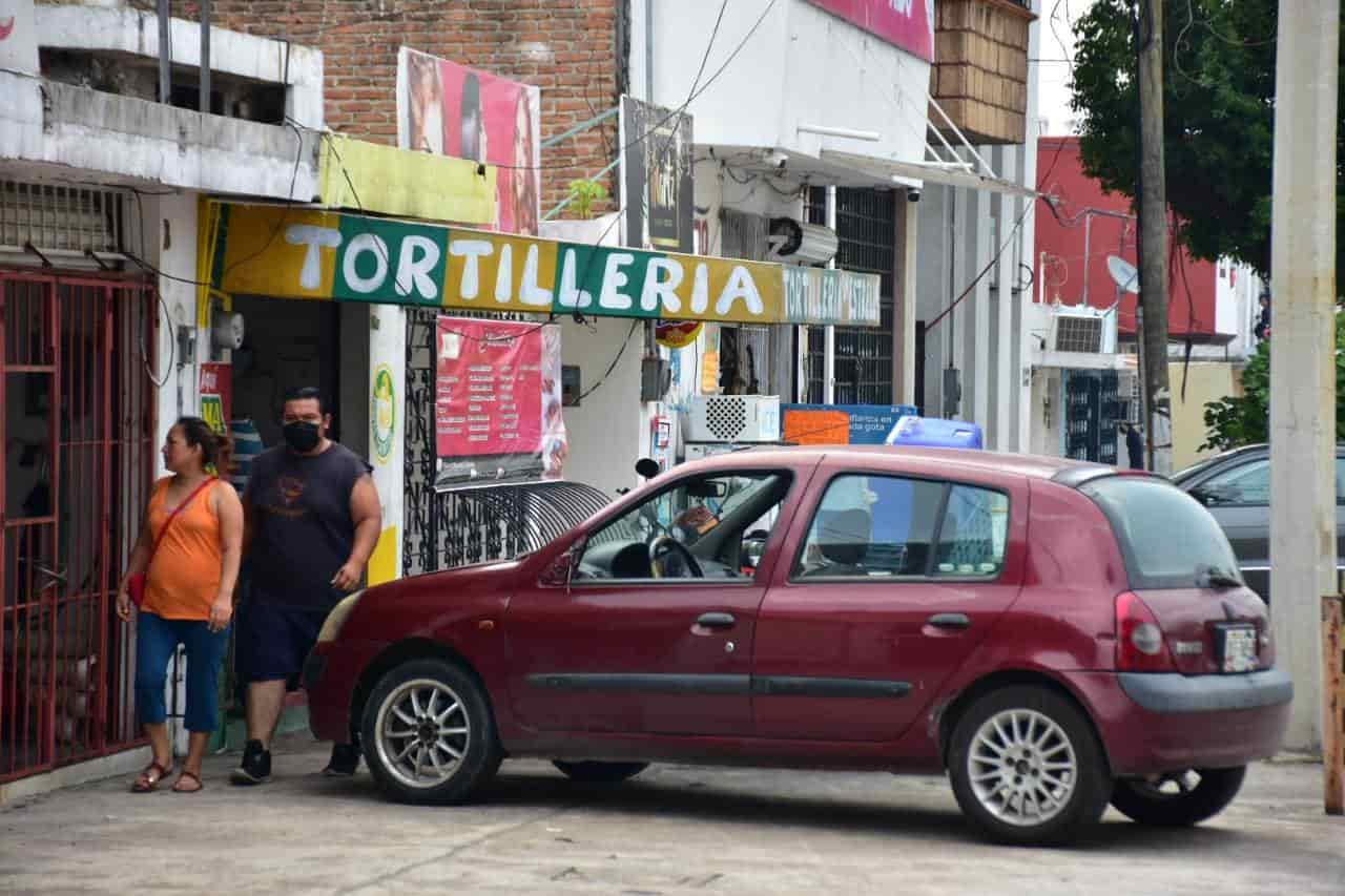 Coches invaden banquetas afuera de comercios de Villahermosa Coches invaden banquetas afuera de comercios de Villahermosa
