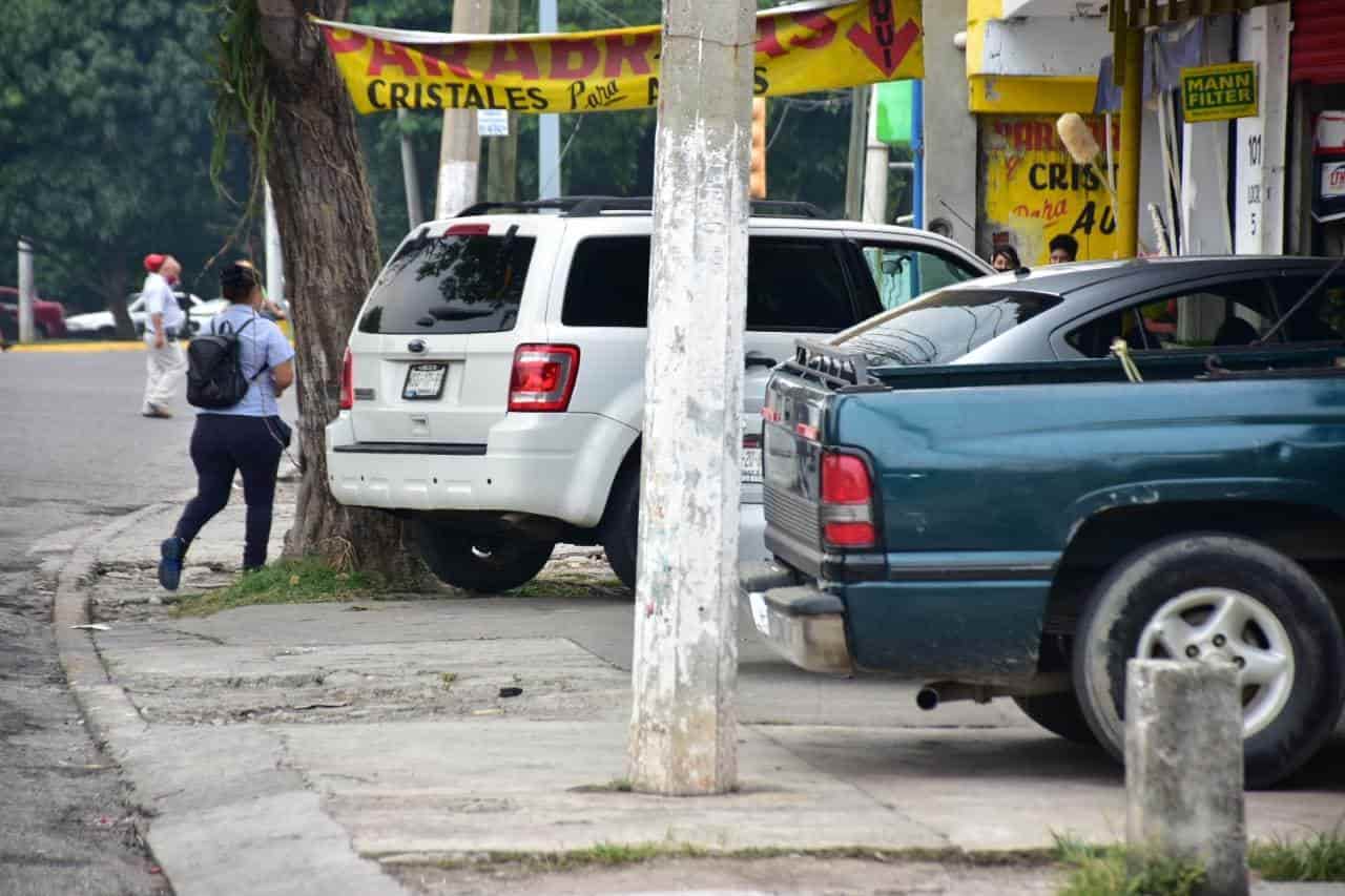 Coches invaden banquetas afuera de comercios de Villahermosa Coches invaden banquetas afuera de comercios de Villahermosa