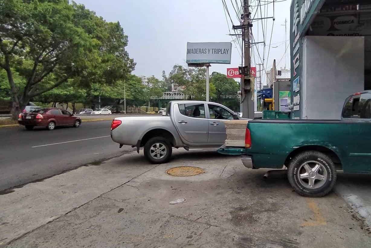 Coches invaden banquetas afuera de comercios de Villahermosa Coches invaden banquetas afuera de comercios de Villahermosa