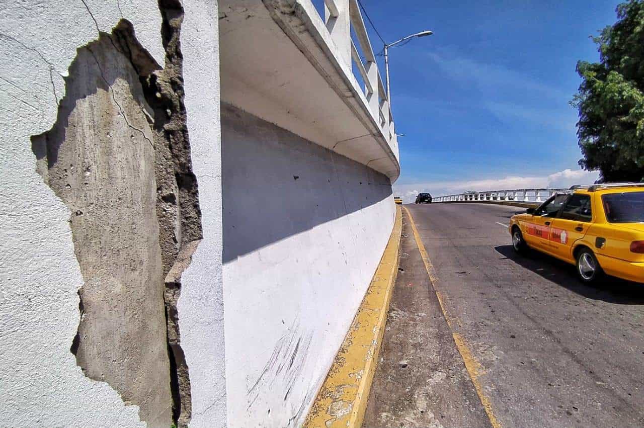 Cuarteaduras y desprendimiento de repello registra el puente Grijalva III Cuarteaduras y desprendimiento de repello registra el puente Grijalva III