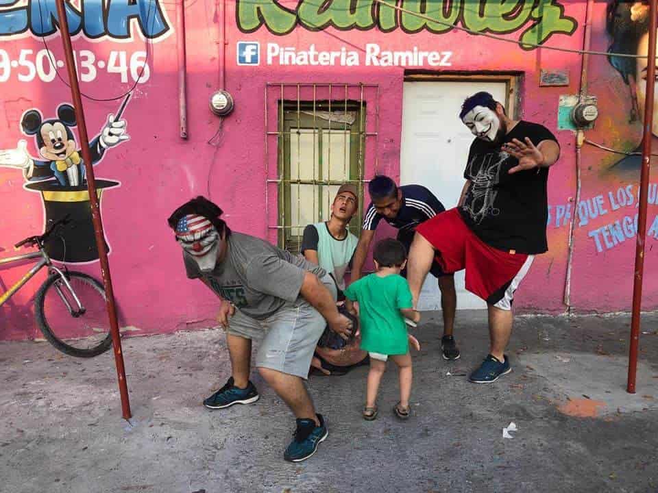 Piñatería Ramírez ¡lo vuelve a hacer! Crea piñata de asaltante de combi