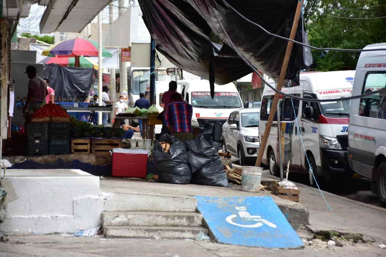 Se apropian poco a poco de banquetas alrededor del mercado de Tamulté de las Barrancas