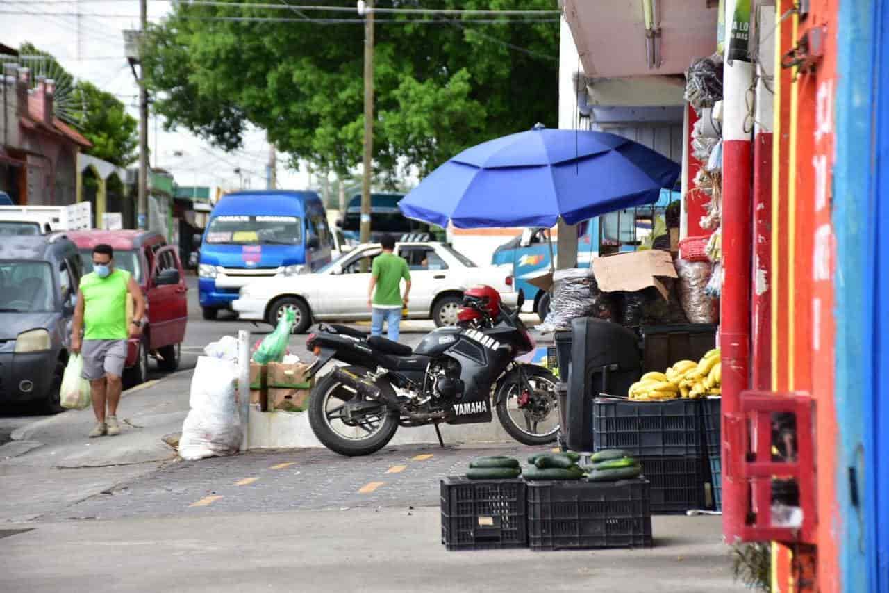 Se apropian poco a poco de banquetas alrededor del mercado de Tamulté de las Barrancas