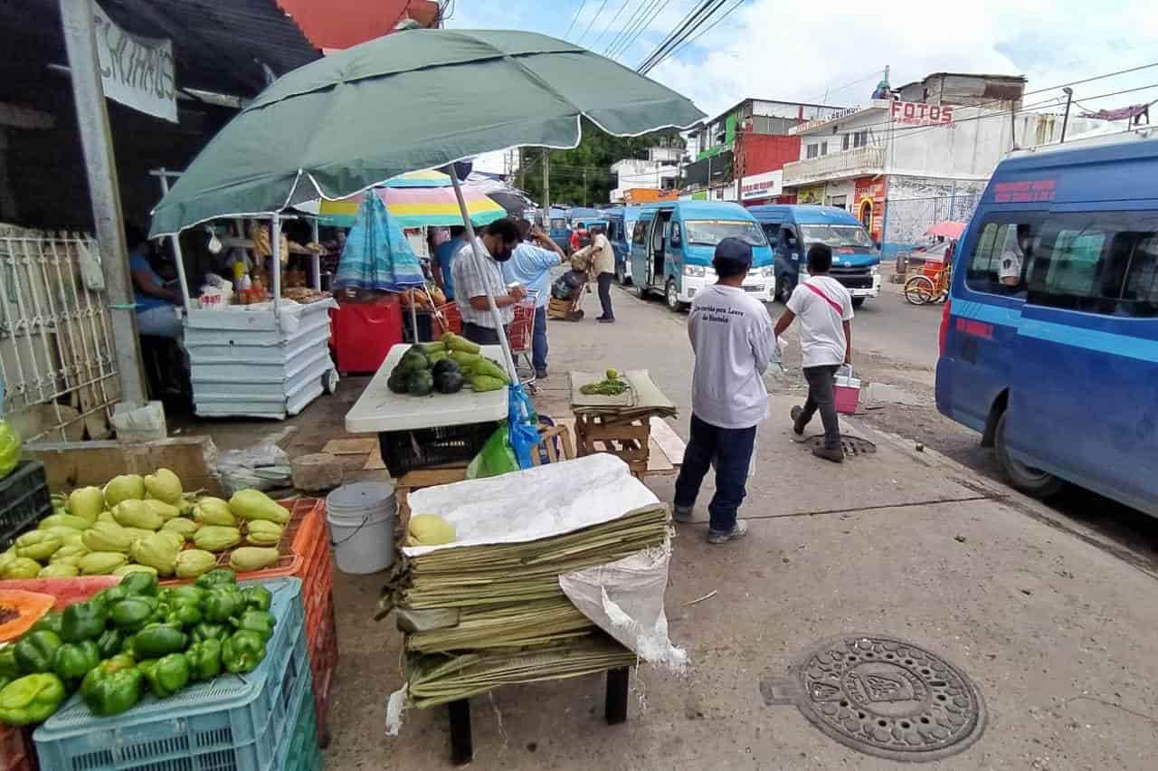 Se apropian poco a poco de banquetas alrededor del mercado de Tamulté de las Barrancas