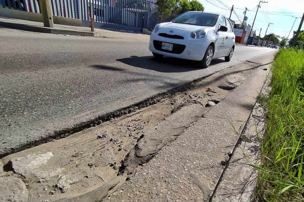 Se llena periférico de peligrosos baches y alcantarillas sin tapa Se llena periférico de peligrosos baches y alcantarillas sin tapa