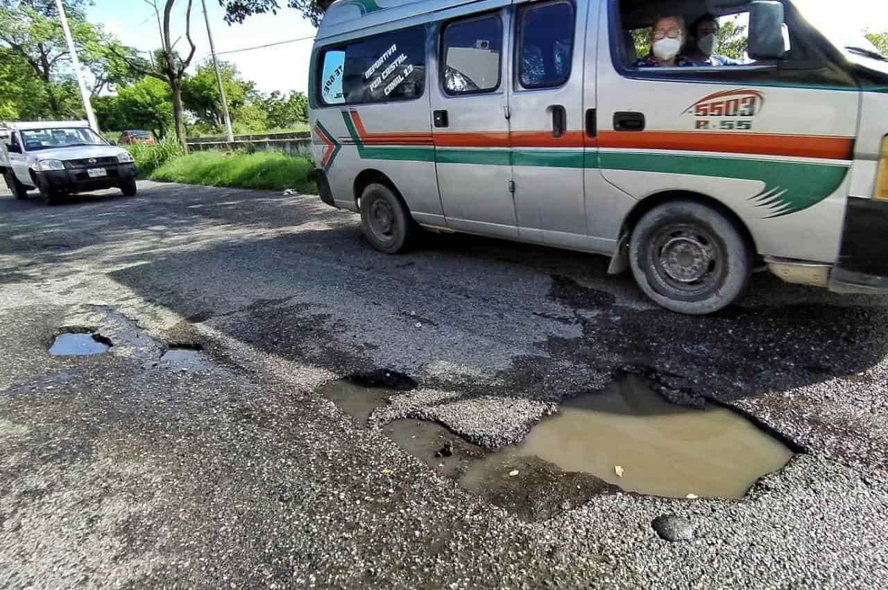 Se llena periférico de peligrosos baches y alcantarillas sin tapa Se llena periférico de peligrosos baches y alcantarillas sin tapa