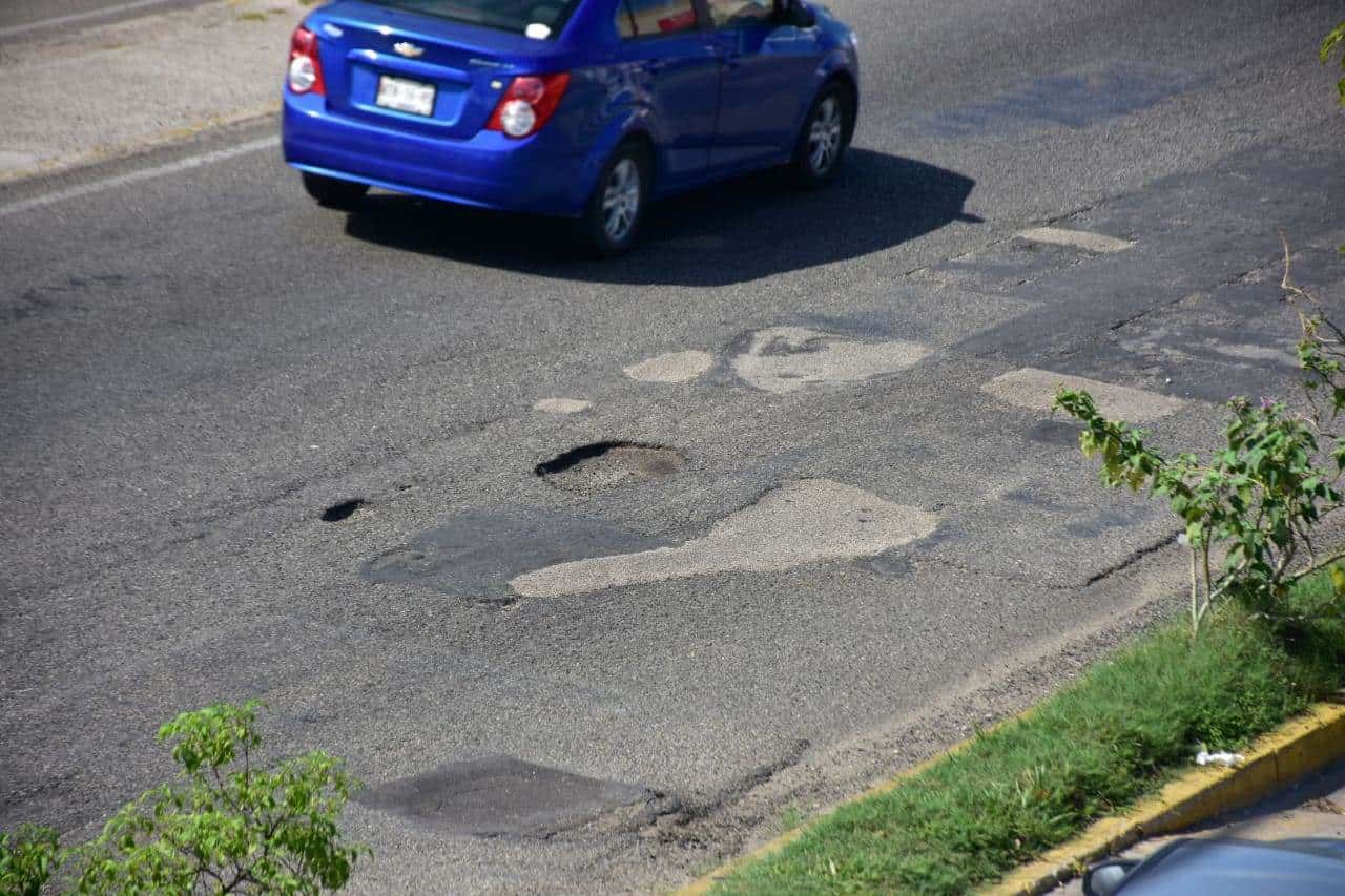 Se llena periférico de peligrosos baches y alcantarillas sin tapa Se llena periférico de peligrosos baches y alcantarillas sin tapa