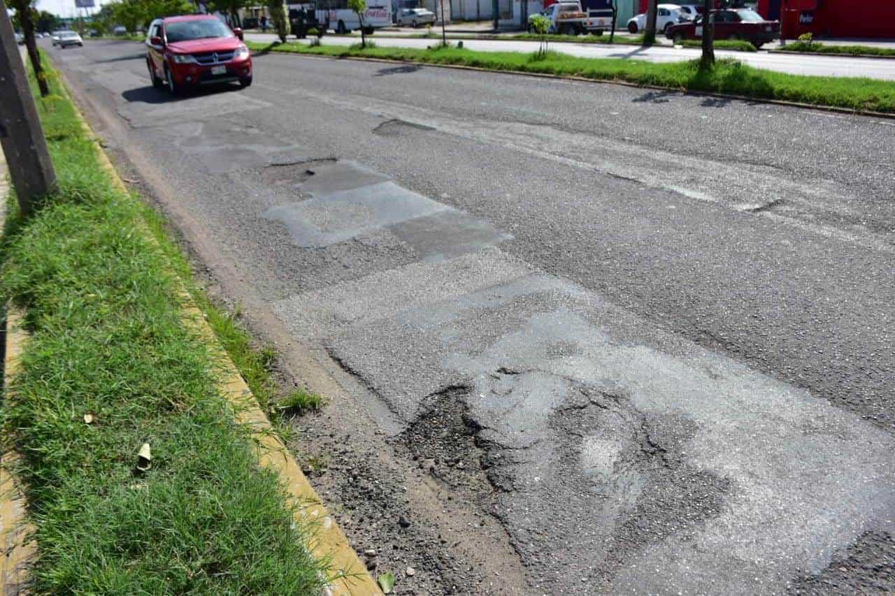 Se llena periférico de peligrosos baches y alcantarillas sin tapa Se llena periférico de peligrosos baches y alcantarillas sin tapa