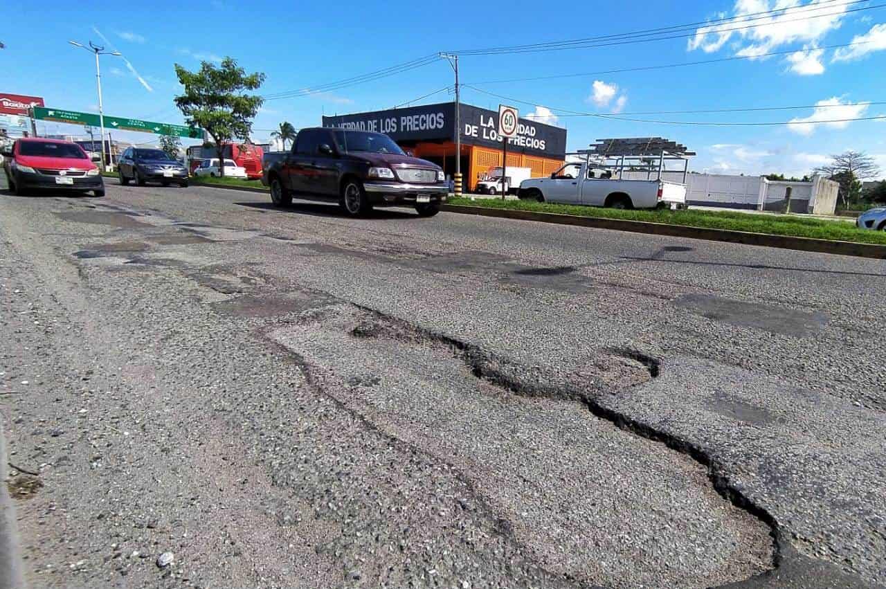 Se llena periférico de peligrosos baches y alcantarillas sin tapa Se llena periférico de peligrosos baches y alcantarillas sin tapa