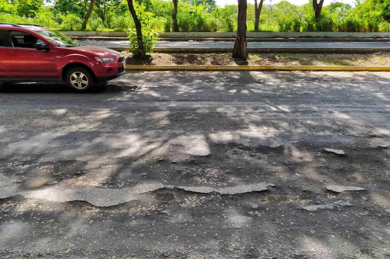 Se llena periférico de peligrosos baches y alcantarillas sin tapa Se llena periférico de peligrosos baches y alcantarillas sin tapa