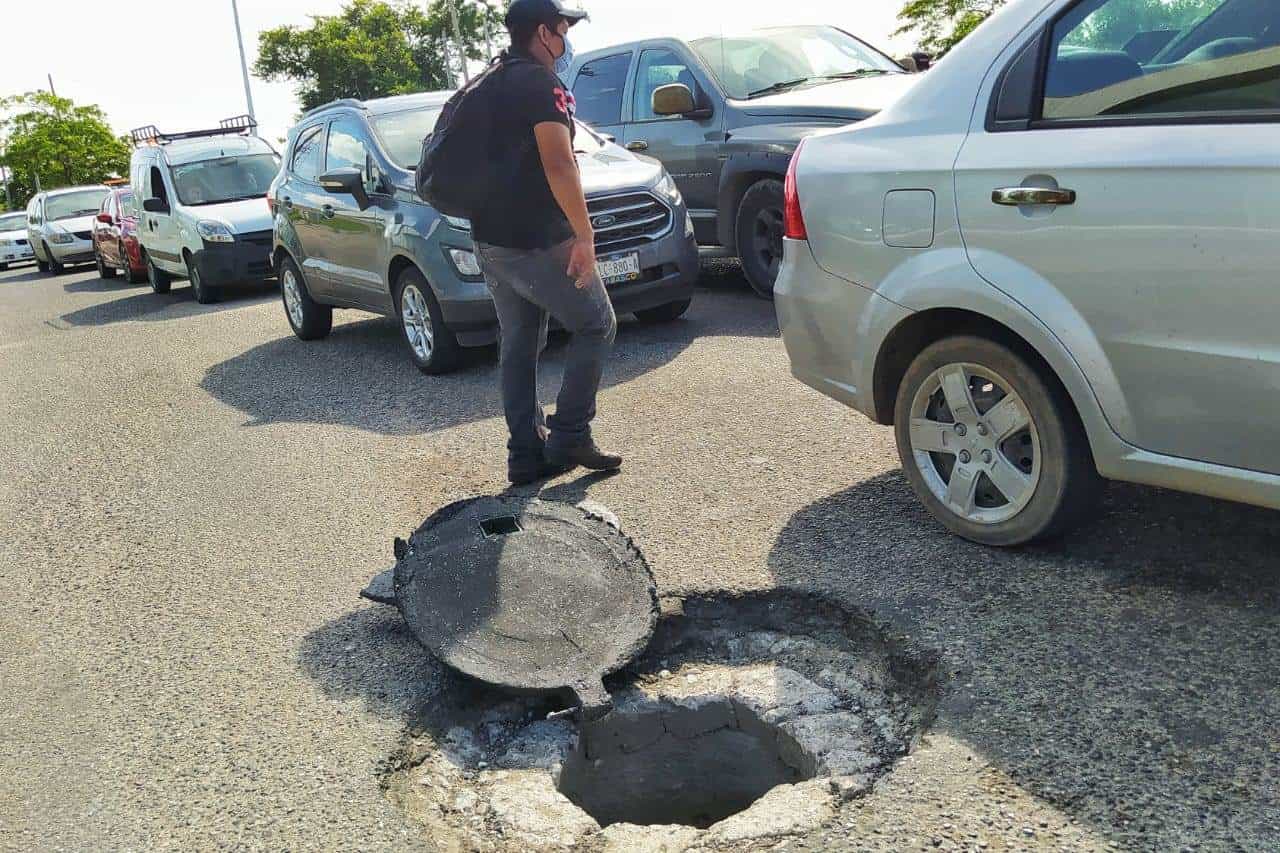 Se llena periférico de peligrosos baches y alcantarillas sin tapa Se llena periférico de peligrosos baches y alcantarillas sin tapa