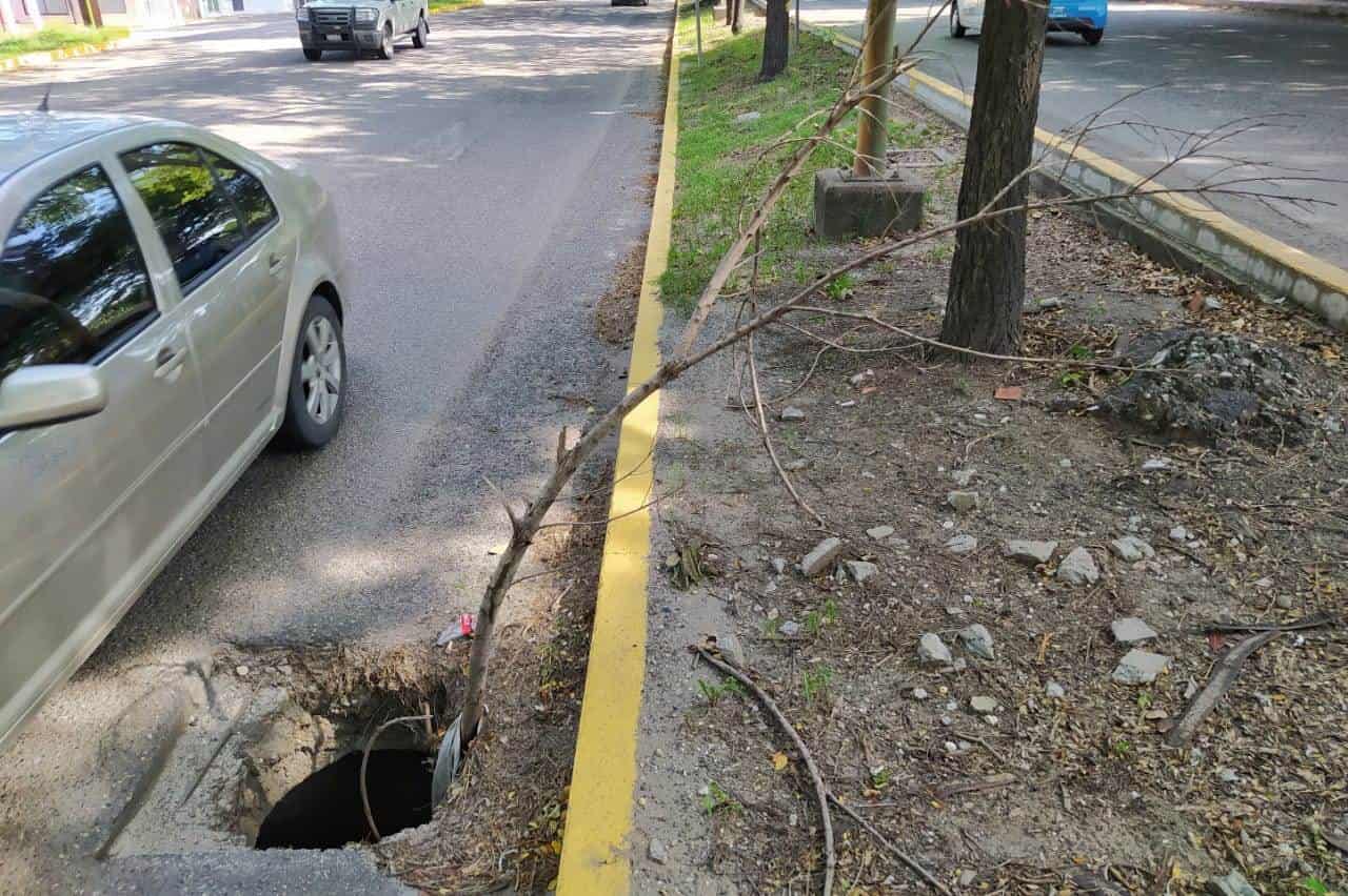Se llena periférico de peligrosos baches y alcantarillas sin tapa Se llena periférico de peligrosos baches y alcantarillas sin tapa