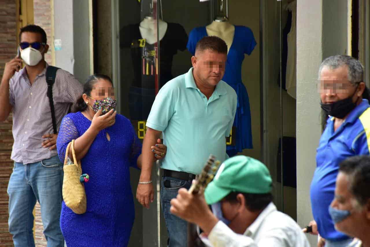 Ciudadanos se relajan y salen a la calle sin cubrebocas Ciudadanos se relajan y salen a la calle sin cubrebocas