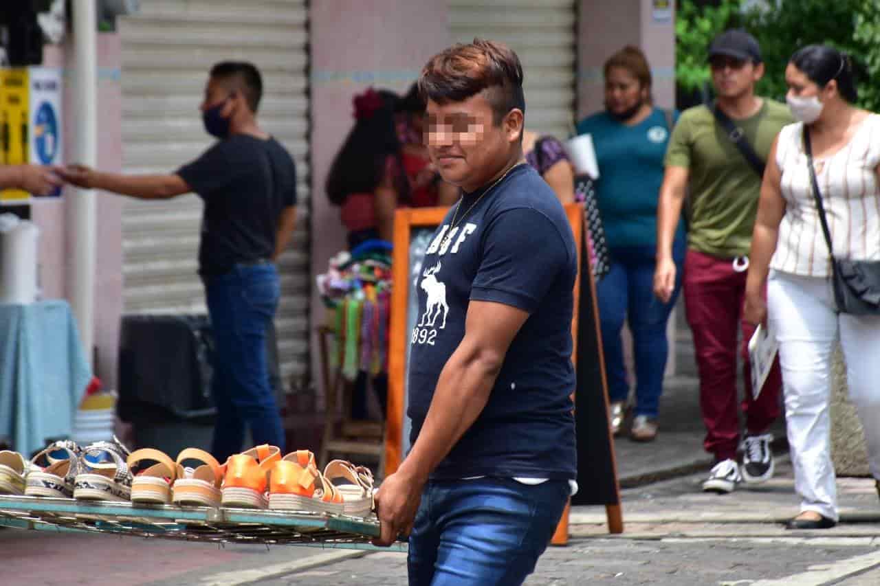 Ciudadanos se relajan y salen a la calle sin cubrebocas Ciudadanos se relajan y salen a la calle sin cubrebocas