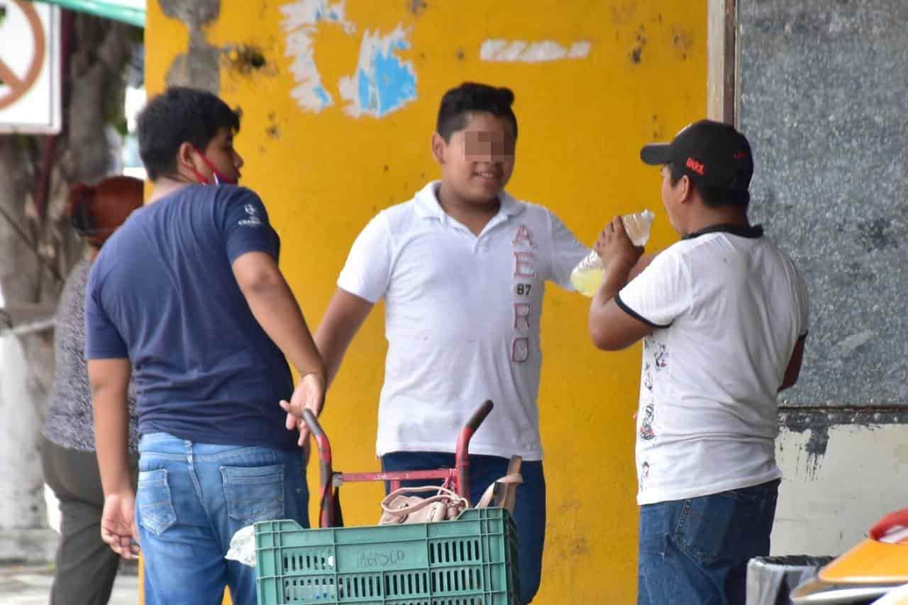 Ciudadanos se relajan y salen a la calle sin cubrebocas Ciudadanos se relajan y salen a la calle sin cubrebocas