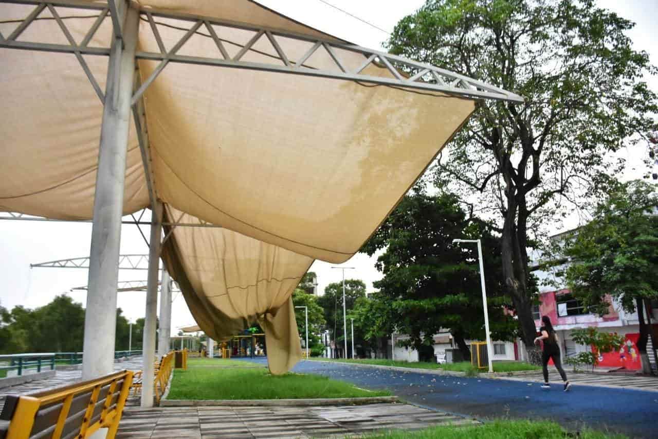 Fuertes vientos arrancan toldos del Parque Lineal Malecón
