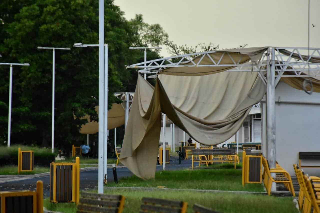 Fuertes vientos arrancan toldos del Parque Lineal Malecón