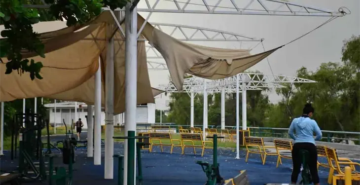 Fuertes vientos arrancan toldos del Parque Lineal Malecón