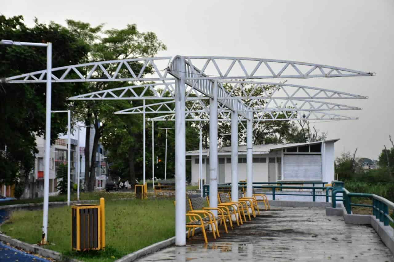 Fuertes vientos arrancan toldos del Parque Lineal Malecón