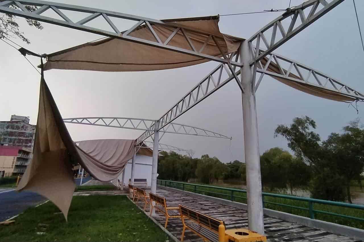 Fuertes vientos arrancan toldos del Parque Lineal Malecón