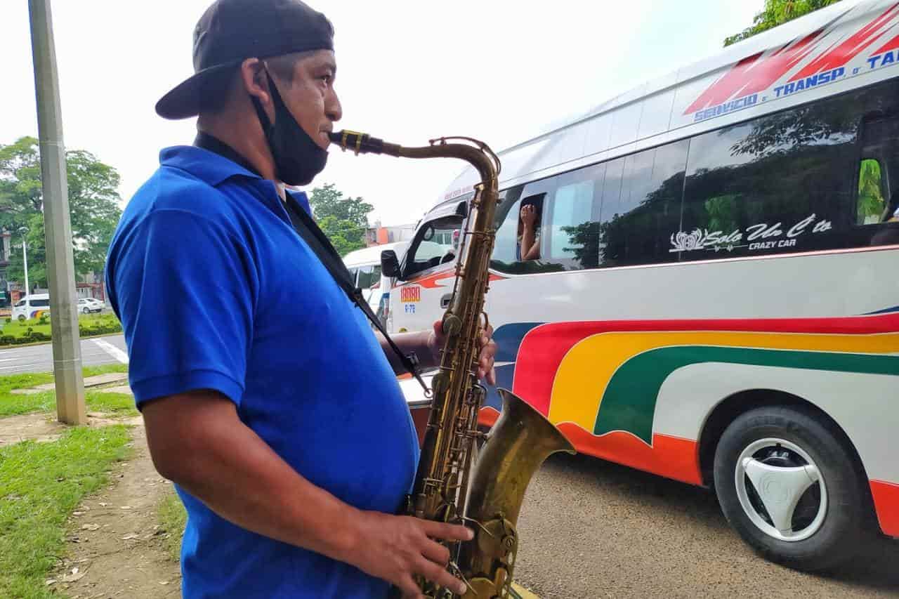 Tocan buena música en semáforos a cambio de unas monedas