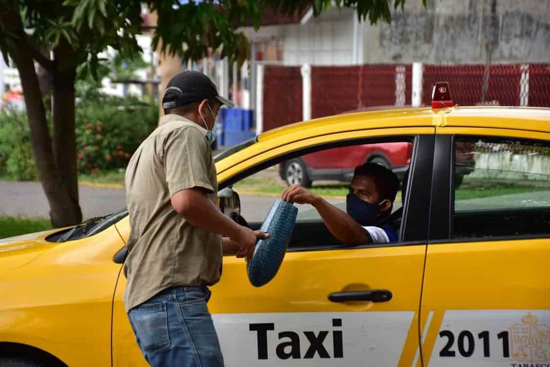 Tocan buena música en semáforos a cambio de unas monedas