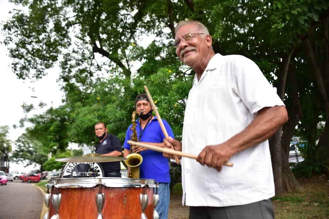 Tocan buena música en semáforos a cambio de unas monedas