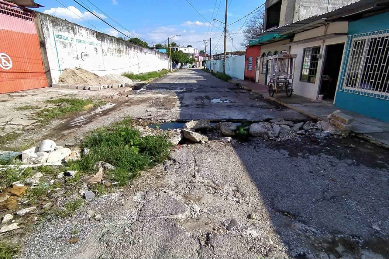Vecinos cierran calle destrozada en Macuspana