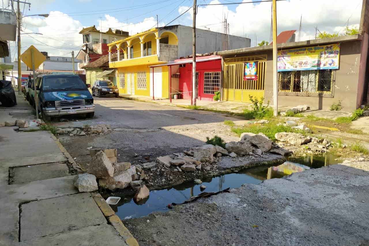 Vecinos cierran calle destrozada en Macuspana