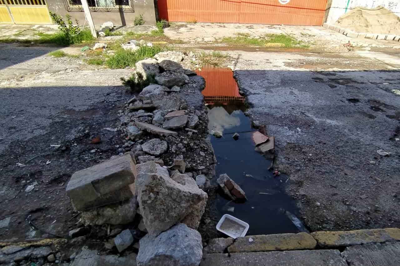Vecinos cierran calle destrozada en Macuspana