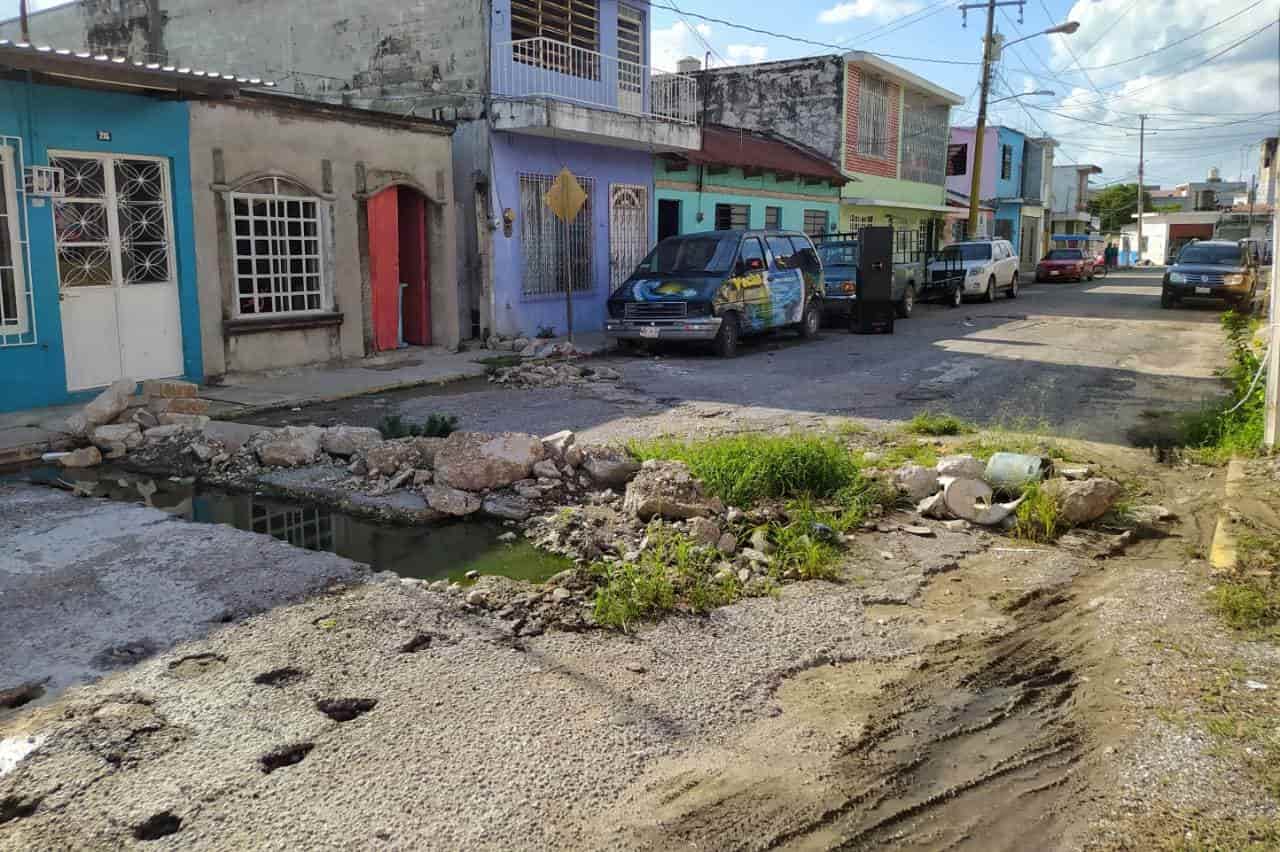 Vecinos cierran calle destrozada en Macuspana