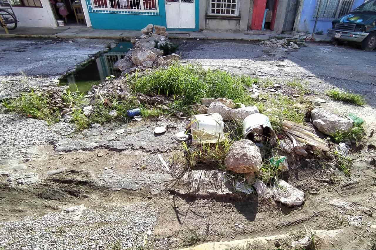 Vecinos cierran calle destrozada en Macuspana